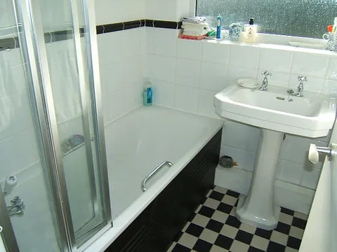 30a_Cambridge_Park_Bathroom_2009.jpg