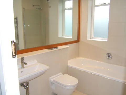 17_Fulwood_Gdns_-_Bathroom_22-12-09.jpg