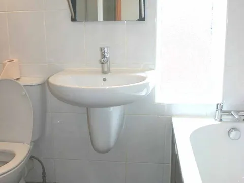 6bathroom.jpg