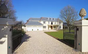 6 bedroom property in Churston Ferrers