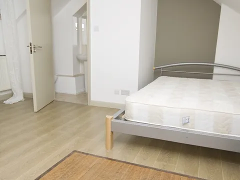 Bedroom_2.jpg