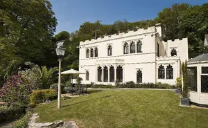 5 bedroom property in Dartmouth