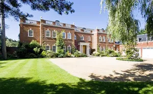 6 bedroom property in Weybridge