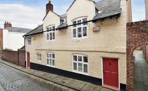 3 bedroom property in King Street, Chester