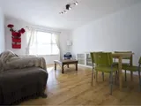 Ashbourne Ave, London, E18