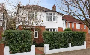 4 bedroom property in Milnthorpe Road, Chiswick