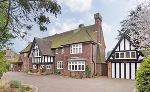6 bedroom property in Valley Road, West Bridgford, Nottingham
