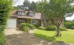 4 bedroom property in 4 bedroom property in Wisborough Green