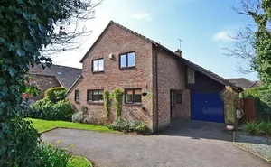 4 bedroom property in 4 bedroom Detached House in Thakeham