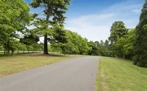 6 bedroom property in Leggatts Park