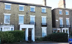 5 bedroom property in Hillmorton Road
Town Centre