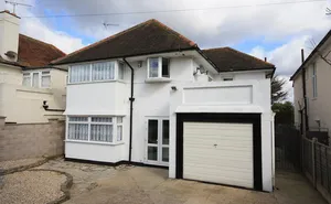 4 bedroom property in Hengistbury Road, BH6