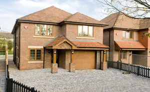4 bedroom property in Avenue Road, Walkford, Dorset, BH23