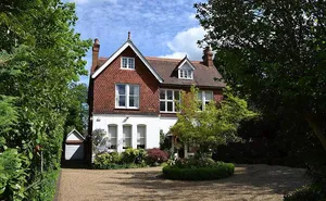 6 bedroom property in Walton on Thames
