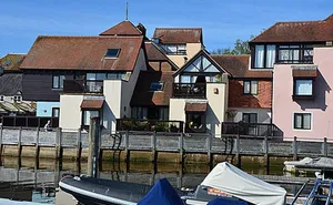 3 bedroom property in Mill Lane, Lymington