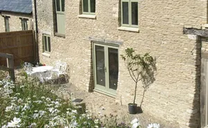 3 bedroom property in Lechlade Road, Signet
