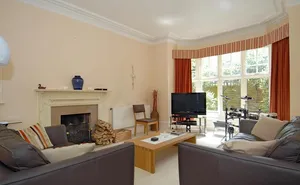 2 bedroom property in Guildford