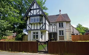 5 bedroom property in Linden Avenue
