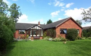 5 bedroom property in Pinetree Grove
