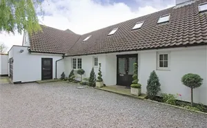 5 bedroom property in Barnet Gate Lane, Arkley