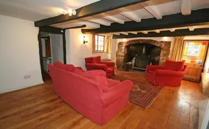 3 bedroom property in Longcombe